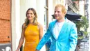 Berbeda dari tamu pria lain yang memilih setelan klasik, Ed Sheeran justru tampil playful mengenakan jas dan celana bermotif paisley berwarna biru elektrik. Ia memadukannya dengan kaus putih polos dan sneakers hitam, menciptakan gaya semi-formal yang santai namun tetap mencolok. Di sampingnya, sang istri tampil anggun dalam gaun fitted warna mustard dengan motif floral samar dan platform heels bernuansa silver.
Berbeda dari tamu pria lain yang memilih setelan klasik, Ed Sheeran justru tampil playful mengenakan jas dan celana bermotif paisley berwarna biru elektrik. Ia memadukannya dengan kaus putih polos dan sneakers hitam, menciptakan gaya semi-formal yang santai namun tetap mencolok. Di sampingnya, sang istri tampil anggun dalam gaun fitted warna mustard dengan motif floral samar dan platform heels bernuansa silver.