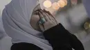 Seorang jemaah haji asal Mesir berdoa di bukit berbatu yang dikenal sebagai Jabal Rahmah,  di Dataran Arafah, saat menunaikan ibadah haji tahunan, dekat kota suci Makkah, Arab Saudi, Selasa (27/6/2023). (AP Photo/Amr Nabil)