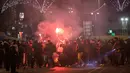 Pendukung Maroko menyalakan api di jalan setelah timnas kesayangan mereka kalah dari Prancis pada laga semifinal Piala Dunia 2022, di Brussel, Belgia, Rabu (14/12/2022). Polisi anti huru-hara menembakkan gas air mata agar kerusuhan tersebut bisa mereda. (Simon Wohlfahrt / AFP)