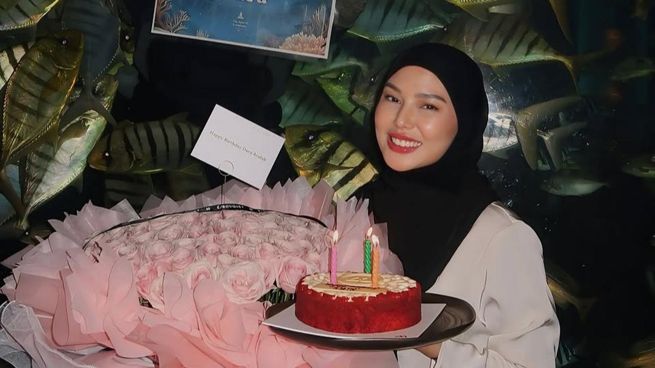 7 Potret Perayaan Ulang Tahun Dara Arafah di Restoran Mewah, Dapat Buket Bunga Mawar Pink Besar dari Para Sahabat