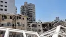 Di Bat Yam, Israel, sebuah Gedung hancur menyusul serangan Iran sepanjang Sabtu hingga Minggu 15 Juni 2025. Petugas darurat terus menyisir lokasi kejadian dengan bantuan anjing pelacak. (GIL COHEN-MAGEN/AFP)
