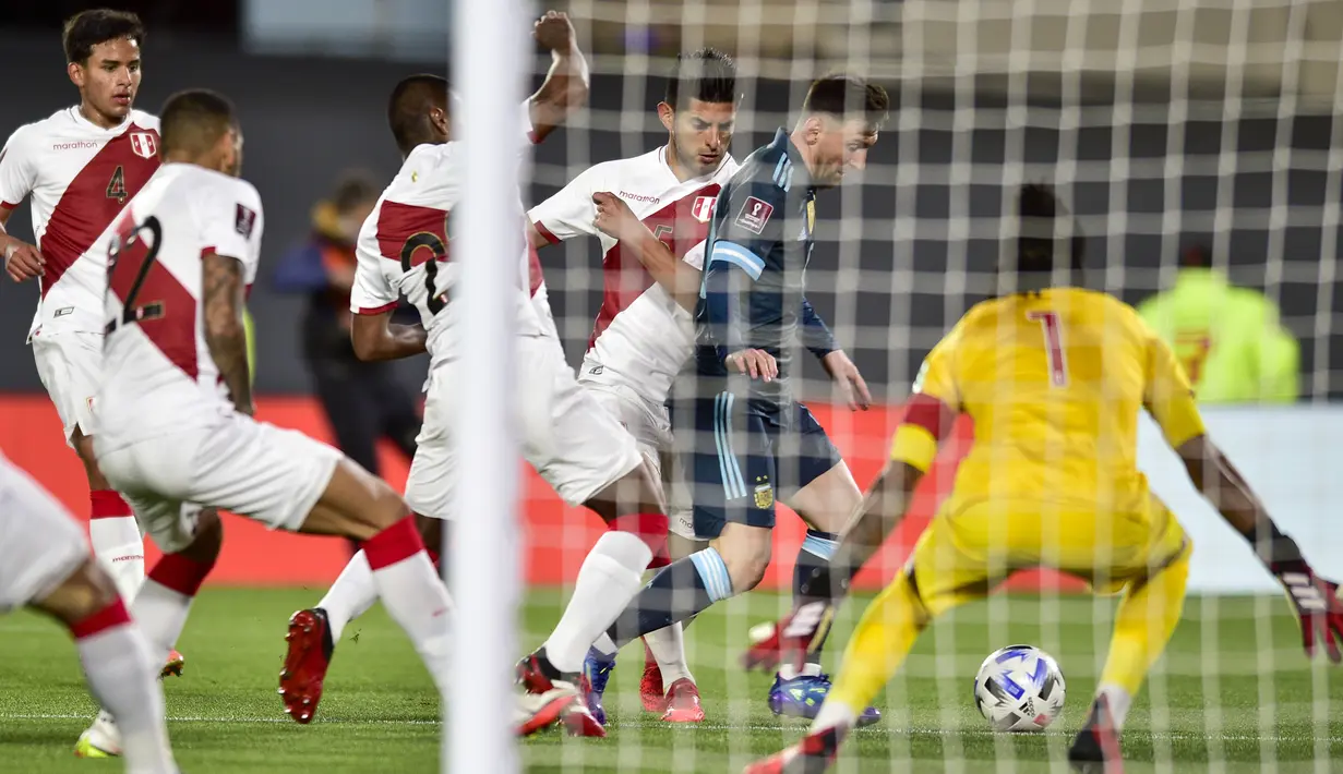 Pemain Argentina Lionel Messi menggiring bola melewati pemain Peru pada pertandingan kualifikasi Piala Dunia 2022 di Buenos Aires, Argentina, Kamis (14/10/2021). Argentina menang 1-0. (AP Photo/Gustavo Garello)
