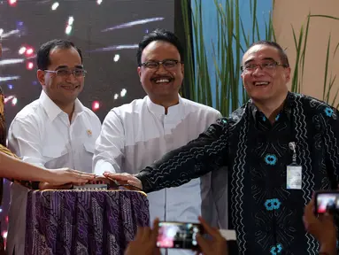 Menhub Budi Karya Sumadi (tengah) menekan tombol peresmian Terminal Bus Tipe A Seloaji di Kabupaten Ponorogo, Jawa Timur, Jumat (3/2). Terminal Bus Tipe A Seloaji ini memiliki luas bangunan 5.944 meter persegi. (Liputan6.com/Johan Tallo)