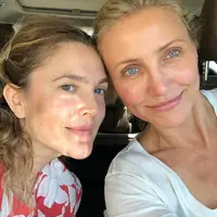 Tampil berani dan percaya diri, sejumlah selebritas terlihat tampil tanpa makeup. (Foto: Instagram/ Drew Barrymore)