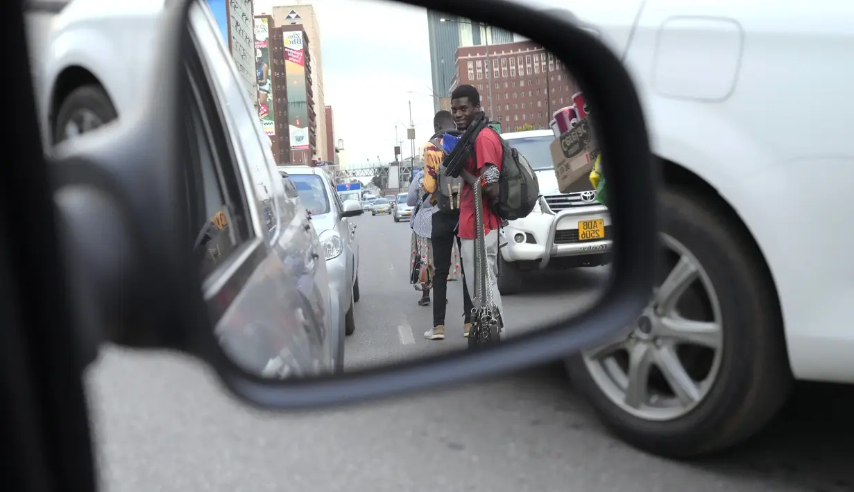 Para pedagang kaki lima dengan mobil, sepeda, atau berjalan kaki memenuhi trotoar, jalan raya, dan tempat parkir. (AP Photo/Tsvangirayi Mukwazhi)