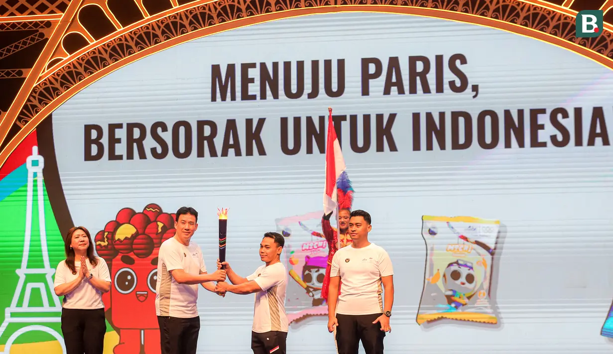 <p>Peraih medali emas olimpiade bulu tangkis, Alan Budikusuma (tengah kanan) melakukan estafet obor kepada atlet angkat besi Indonesia, Eko Yuli Irawan saat acara peresmian Aice sebagai es krim ofisial Tim Indonesia di Olimpiade 2024 di Djakarta Theater XXI, Jakarta, Jumat (05/07/2024). (Bola.com/Bagaskara Lazuardi)</p>