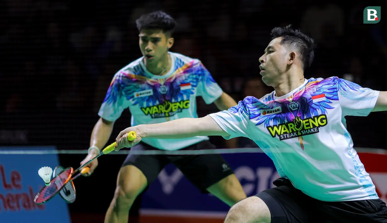 Pebulu tangkis ganda putra Indonesia, Moh Reza Pahlevi/Sabar Gutama berusaha mengembalikan kok ke arah pasangan Malaysia, Chia Weijie/Lwi Sheng Hao dalam laga 32 besar Indonesia Masters 2026 di Istora, Senayan, Jakarta, Selasa (20/01/2026). (Bola.com/Bagaskara Lazuardi)