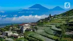 Landskap pemukiman dan areal pertanian cukup terjal dengan latar belakang Gunung Sindoro dan Gunung Sumbing di Dusun Bentrokan, Magelang, Jawa Tengah, Senin (6/5/2024). (merdeka.com/Arie Basuki)