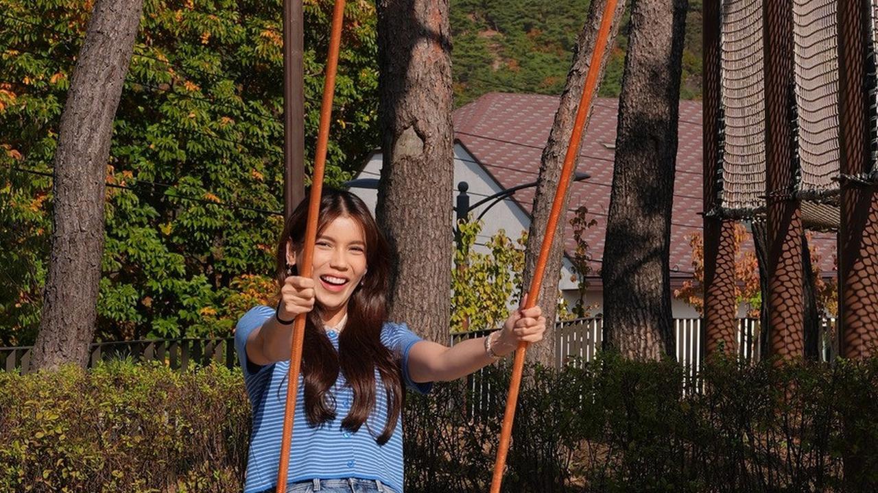 7 Potret Sabrina Chairunnisa Recreate Adegan Drakor 'LOVE NEXT DOOR', Rela Pakai Baju Tipis di Musim Gugur - Dipuji Mirip Bae Seok Ryu