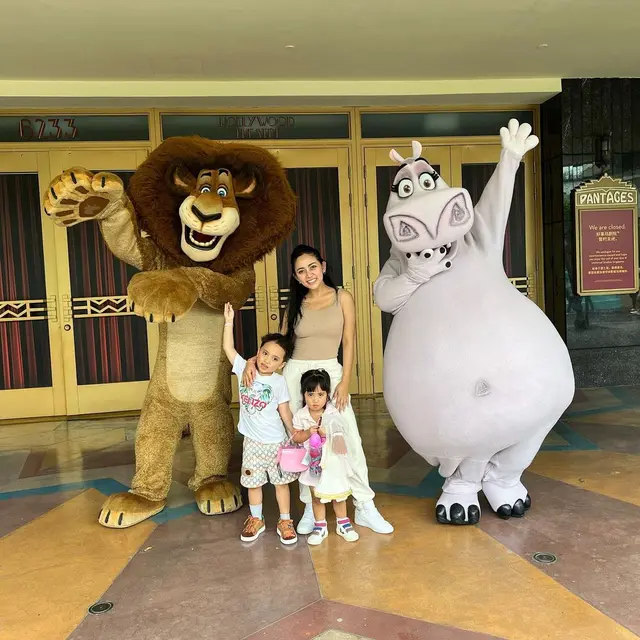 Rachel Vennya diketahui sedang berada di Singapura bersama kedua anaknya, Xabiru dan Chava (https://www.instagram.com/p/Cd-f1muraHk/)