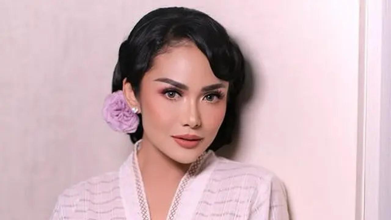 6 Potret Krisdayanti Pakai Mawar Ungu di Debat Pilkada 2024, Raul Lemos Berjaket Merah Curi Perhatian