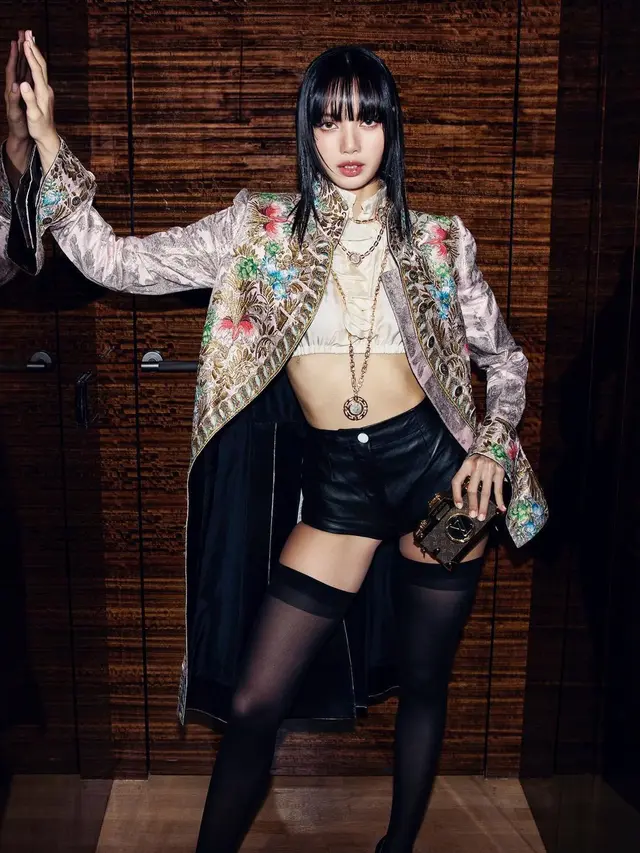 Aura CEO Lisa BLACKPINK di Show Louis Vuitton, Pamer Perut Rata Lewat Crop Top Keemasan