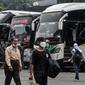 Deretan bus terparkir di Terminal Kampung Rambutan, Jakarta, Selasa (4/5/2021). Jelang pemberlakukan larangan mudik, jumlah penumpang di Terminal Kampung Rambutan yang menggunakan bus AKAP melonjak hingga 30 persen sejak awal Mei 2021. (merdeka.com/Iqbal S. Nugroho)