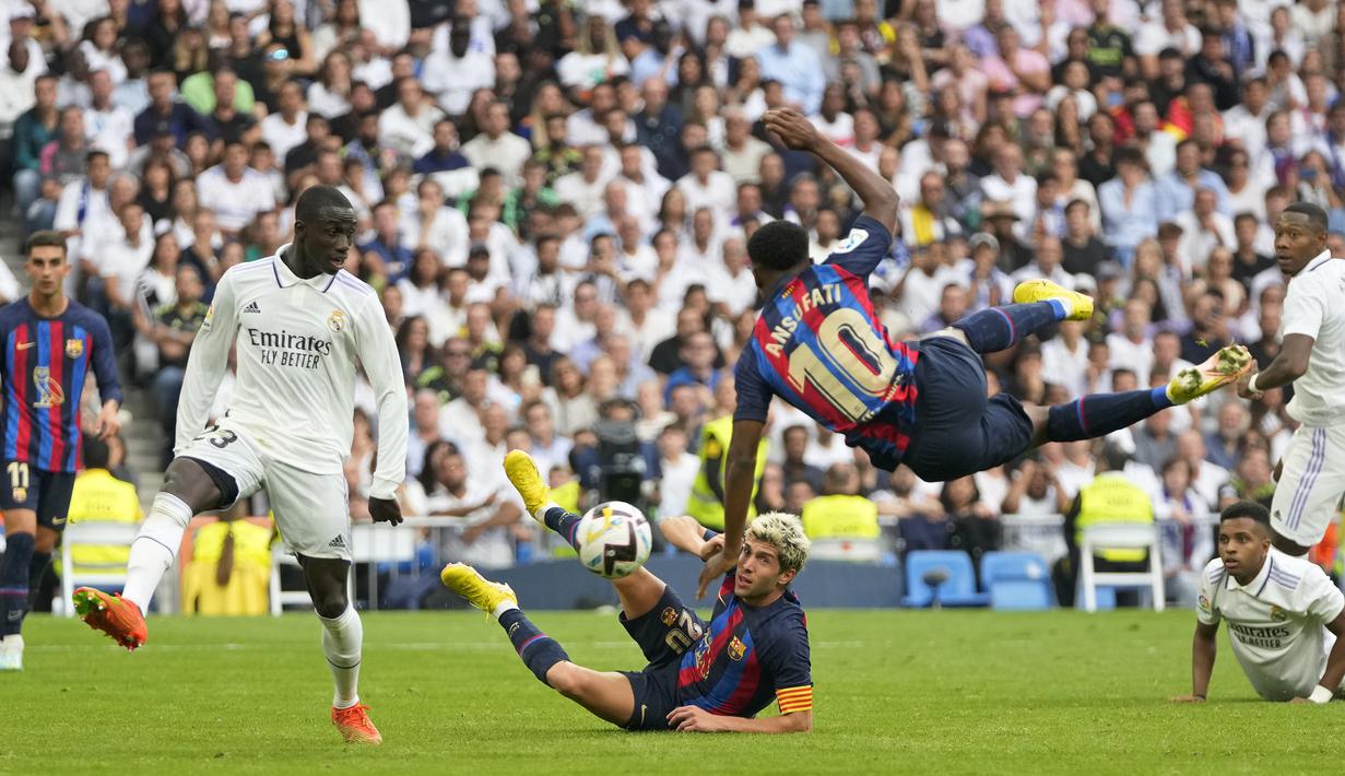 Tiga menit berselang Barcelona hampir mencetak gol penyeimbang lewat Ansu fati. Namun tembakan akrobatiknya masih menyamping dari mulut gawang. (AP/Manu Fernandez)