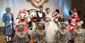 Sandra Dewi dan Harvey Moeis menggelar resepsi pernikahan di Disneyland Jepang berhasil membuat semua orang iri. Usai berkeliling dengan mobil tua, digelar juga acara makan siang bersama tamu undangan. (Facebook/Ary Bakri)