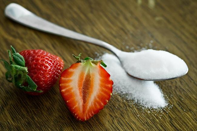 Buah strawberry dan soda bisa memutihkan gigi secara alami/copyright pexels.com/Mali Markus Maeder 