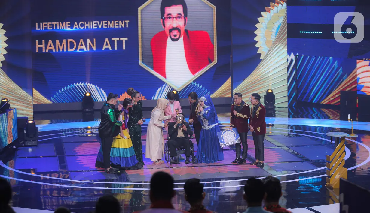 Penyanyi dangdut senior Hamdan ATT mendapatkan penghargaan Lifetime Achievement dalam acara Indonesian Dangdut Awards 2021 di Studio 5 Indosiar, Jakarta, Rabu (1/12/2021). Penghargaan diberikan atas dedikasi Hamdan ATT untuk musik dangdut di tanah air. (Liputan6.com/Faizal Fanani)
