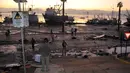 Sejumlah Warga saat berada di tepi pantai usai gempa bumi yang melanda kota Coquimbo, Chile (17/9/2015). Gempa yang menewaskan sekitar sepuluh orang dan memaksa satu juta orang mengungsi dari rumah mereka ke dekat pantai. (REUTERS/Mauricio Ubilla)