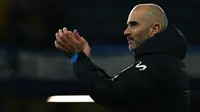 Pelatih kepala Chelsea asal Italia, Enzo Maresca, memberikan tepuk tangan kepada para penggemar setelah pertandingan Liga Primer Inggris antara Chelsea dan Brentford di Stamford Bridge, London, Senin dini hari WIB (16-12-2024). (Ben STANSALL/AFP)