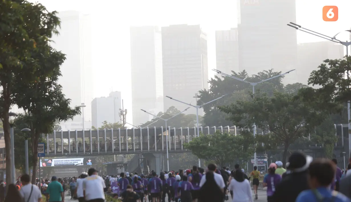 Aktivitas olahraga warga tetap berlangsung di kawasan Car Free Day (CFD) Jakarta saat kualitas udara menjadi perhatian akibat sebaran abu vulkanik. (KLY/Budy Santoso)