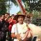 Ganjar Pranowo, bertemu dengan Ridwan Sururi, pengelola kuda pustaka di Lereng Gunung Slamet. (Foto: Liputan6.com/Kominfo PBG/Muhamad Ridlo)