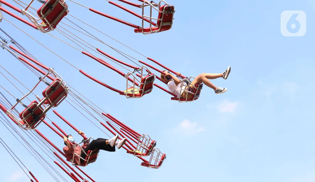 Pengunjung mencoba wahana permainan saat berwisata di Dufan, Ancol, Jakarta, Sabtu (20/6/2020). Setelah ditutup selama dua bulan akibat pandemi COVID-19, kawasan rekreasi Taman Impian Jaya Ancol kembali dibuka. (Liputan6.com/Angga Yuniar)