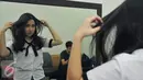 Salah satu pemain High School Love Story, Agatha Pricilla sedang bersiap melakukan syuting di lokasi syuting Studio MD, Jakarta, Kamis (20/8/2015). Sinetron HSLS sudah tayang sejak 10 Agustus 2015 lalu di SCTV. (Liputan6.com/Herman Zakharia)