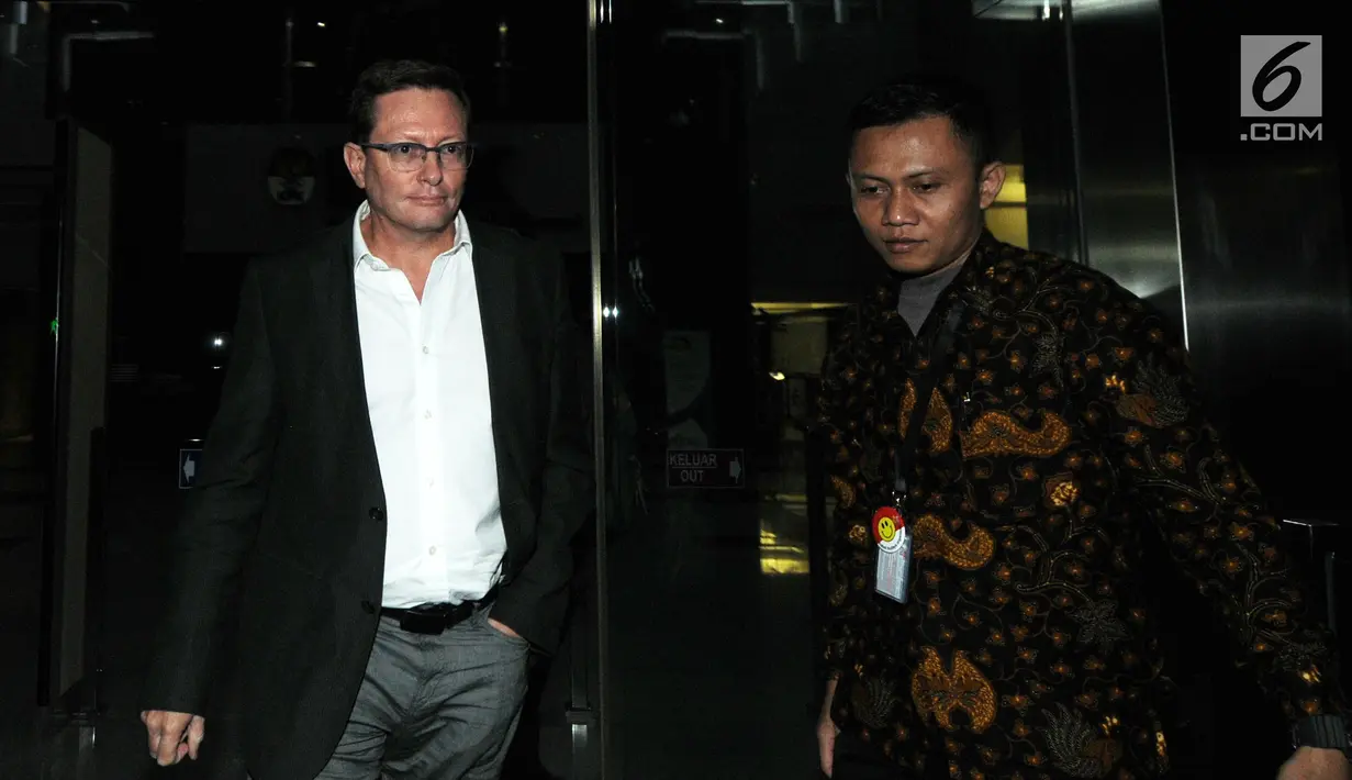 CEO PT Airbus Group Indonesia, Laurent Godin usai menjalani pemeriksaan di Gedung KPK, Jakarta, Jumat (20/4). Laurent diperiksa terkait dugaan suap pengadaan pesawat dan mesin Airbus SAS dan Rolls Royce PT Garuda Indonesia. (Merdeka.com/Dwi Narwoko)