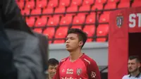 Bek tengah Bali United Kadek Arel Priyatna saat menghadapi PSS Sleman di Stadion Kapten I Wayan Dipta pada pekan 1 BRI Liga 1, Sabtu (1/7/2023). (Bola.com/Alit Binawan)