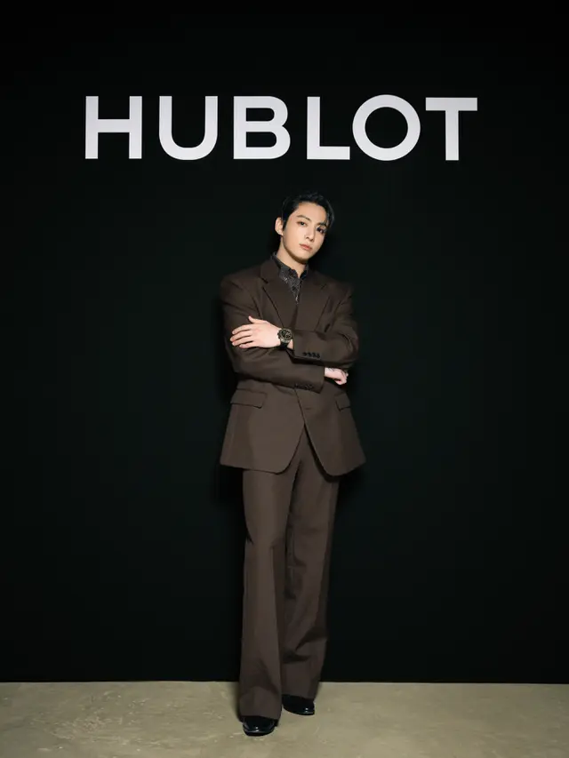 Jung Kook BTS Tampil Stylish di Butik Hublot Jepang, Padukan Setelan Cokelat dan Gaya Serba Hitam
