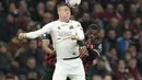 Pemain Spezia, Emil Holm melompat untuk merebut bola dengan pemain AC Milan, Pierre Kalulu selama pertandingan lanjutan Liga Serie A Italia di stadion San Siro, di Milan, Italia, Minggu (6/11/2022). Kemenengan ini membuat AC Milan terus menempel Napoli dengan 29 poin di posisi kedua klasemen Serie A, berjarak enam poin. (AP Photo /Antonio Calanni)