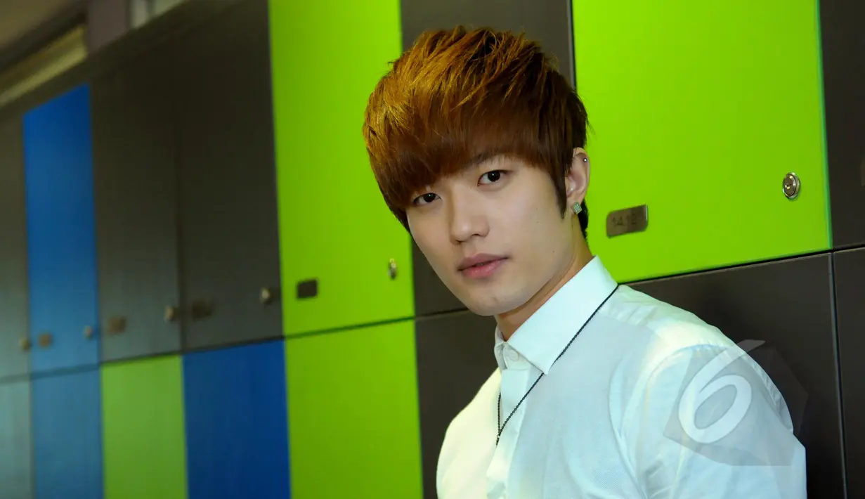 Lee Jeong Hoon terlihat santai dengan kemeja putih saat datang ke kantor Liputan6.com, di SCTV Tower, Jakarta, Kamis (15/4/2015). (Liputan6.com/Faisal R Syam)