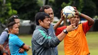 Pelatih Timnas Indonesia U-19, Indra Sjafri berbincang bersama Djarot Supriadi (pelatih kiper) saat menyeleksi 30 pesepakbola muda dari SSB se Jakarta di Lapangan Wisma Aldiron, Jakarta, Kamis (23/2). (Liputan6.com/Helmi Fithriansyah)