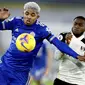 Bek Leicester City, Wesley Fofana berebut bola dengan penyerang Fulham, Ademola Lookman pada pekan 10 Liga Inggris 2020-2021 di Stadion King Power, Selasa (1/12/2020) dini hari WIB. Leicester City takluk 1-2 dari tamunya Fulham. (Michael Regan/Pool Photo via AP)