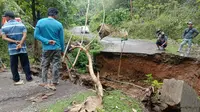 Hujan deras mengguyur selama dua hari, menyebabkan jembatan putus di Pulau Kabaena, Kabupaten Bombana.(Liputan6.com/Ahmad Akbar Fua)