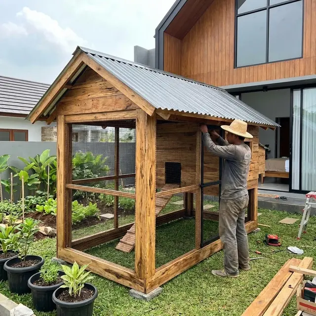 Kandang Perpaduan Kayu Natural dan Kawat Hitam (Gemini AI)