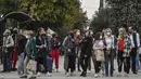 Orang-orang beberapa mengenakan masker, berkumpul di dekat halte bus di pusat Athena, Selasa (9/11/2021). Yunani mencatat lonjakan kasus dan kematian Covid-19 serta peningkatan penerimaan ICU, meskipun ada pembatasan baru dan kampanye untuk meningkatkan vaksinasi. (Louisa GOULIAMAKI/AFP)