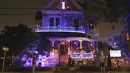 Para pejalan kaki mengamati "Rumah Hantu" (Ghost Manor) di New Orleans, Louisiana, Amerika Serikat (AS), pada 26 Oktober 2020. Untuk menyambut perayaan Halloween, sebuah rumah khusus di New Orleans disulap menjadi rumah hantu oleh pemiliknya. (Xinhua/Lan Wei)