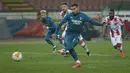 Bek AC Milan, Theo Hernandez mencetak gol lewat titik penalti ke gawang Red Star Belgrade pada leg pertama babak 32 besar Liga Europa di Rajko Mitic Stadium, Serbia, Jumat (19/2/2021). Hasil imbang 2-2 menjadi keuntungan Milan yang akan menjadi tuan rumah di leg kedua. (AP Photo/Darko Vojinovic)