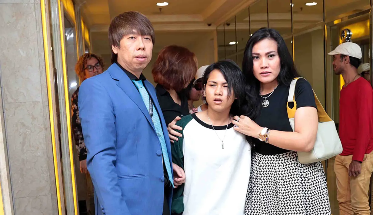 Bagi Evelyn, percekcokan dalam rumah tangga merupakan hal yang wajar. Bahkan, beberapa kali mengaku mengalah demi keutuhan rumah tangganya. Meski masih belum percaya sang suami telah mengajukan gugatan ke Pengadilan Agama. (Deki Prayoga/Bintang.com)