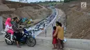 Waega melihat ramainya kendaraan pemudik yang melintasi Tanjakan Kali Kenteng di jalan tol fungsional Salatiga-Boyolali, Jawa Tengah, Senin (18/6). Jalan tol ini akan dibukan selama 24 jam selama arus balik Lebaran 2018. (Liputan6.com/Gholib)