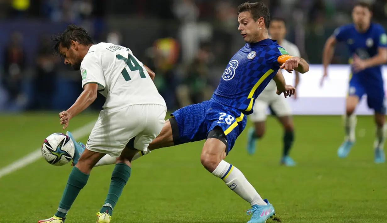 Pemain Chelsea Cesar Azpilicueta (kanan) berebut bola dengan pemain Palmeiras Gustavo Scapra pada pertandingan sepak bola final Piala Dunia Antarklub di Stadion Mohammed Bin Zayed, Abu Dhabi, Uni Emirat Arab, 12 Februari 2022. Chelsea menang 2-1. (AP Photo/Hassan Ammar)