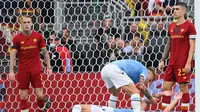 Gelandang Lazio, Sergej Milinkovic-Savic (berbaring di lapangan) berselebrasi setelah menjebol gawang AS Roma pada laga Liga Italia 2021/2022 di Stadion Olimpico, Minggu (26/9/2021). (Vincenzo Pinto/ AFP)