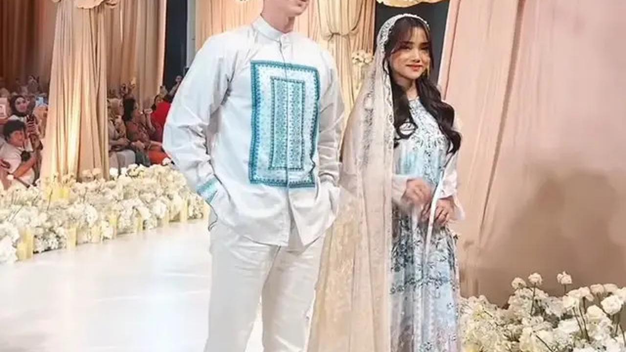 4 Gaya Fuji Jadi Model Baju Lebaran 2025 Brand Fesyen Malaysia