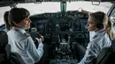 Pilot maskapai GOL Airlines, Gabriela Carneiro (kiri) jelang bertugas di Bandara Internasional Tom Jobim, Brasil (8/3). GOL Airlines menjadikan seluruh awaknya wanita saat memperingati Hari Perempuan Internasional. (AFP PHOTO/Yasuyoshi Chiba)