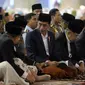 Presiden Joko Widodo (Jokowi) berbincang sebelum melaksanakan Salat Idul Fitri di Masjid Istiqlal, Jakarta, Minggu (25/6). Pemerintah menetapkan 1Syawal 1438 H pada Minggu (25/6) setelah menunaikan 29 hari ibadah puasa. (Liputan6.com/Johan Tallo)