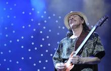 Gara-Gara Jatuh Jari Kelingking Carlos Santana Patah, Terpaksa Tunda Show di Las Vegas