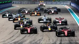 Memulai balapan dari posisi ketiga, Verstappen berhasil memacu mobilnya dan menyalip pembalap Scuderia Ferrari, Carlos Sainz yang ada di depannya saat masuk di Tikungan 1. Hal tersebut membuat pembalap asal Belanda itu menempati posisi kedua di belakang Charles Leclerc. (Getty Images via AFP/Mark Thompson)