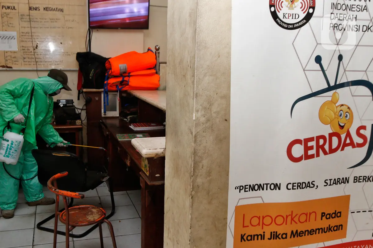 Minim Fasilitas, Petugas Kenakan Jas Hujan Saat Semprotkan Cairan Disinfektan