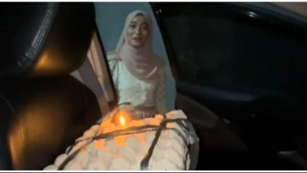 Momen Pria Beri Hadiah Ulang Tahun Tak Biasa untuk Kekasihnya, Warganet: 'Ini Emaknya yang Senang